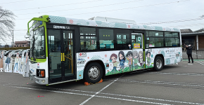 飯能市を背景にアニメのキャラクターが描かれたバス