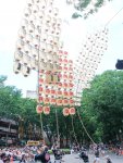 「秋田竿燈まつり」は毎年８月３〜６日に秋田市で開催