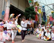 仙台市では、七夕飾りとともに、毎年５月に開催される「仙台すずめ踊り」が参加