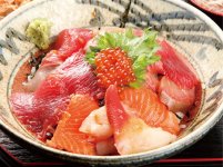 旬の魚を豪快に使った海鮮丼をはじめ、いわきならではの食や土産物が充実している