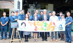 国内外から視察が相次いでおり、松村淳子宇治市長（中央）も同社を訪問。同社は経済産業省の地域未来牽引企業にも選定されている