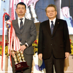 日商の小林健会頭（右）とグランプリを受賞した北村氏