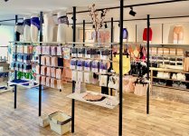 同社本社に隣接する直売店「NUIKO（縫心）」は自社ブランド商品が中心の女性下着専門店