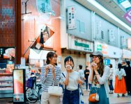 肉屋で買ったコロッケを頬張りながら商店街を回遊