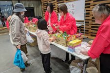 お肉券や菓子などが当たるくじ引きを実施