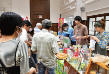 来場客でにぎわう会場