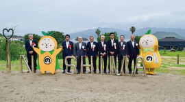 除幕式に参加する村上会頭（左から３番目）