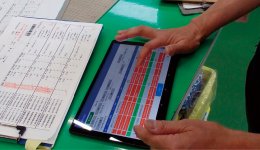 受注部品がどの工程にあるのかはタブレットで確認できる。完了した工程、現在の工程など色分けされていて識別できる