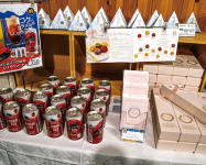 クラフトビールやマドレーヌなどがブースに並ぶ