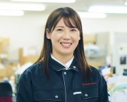 「『経営者に型はない』と父に言われ、日々勉強中です」と巽美奈子社長。靴下ソムリエの資格を取り、靴下の歴史や技術に精通している