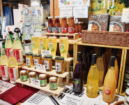 蜂蜜や甘酒、フルーツジュースなどがブースに並ぶ