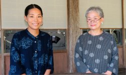 松場登美さん（右）と次女の峰山由紀子さん。「以前、女性経営者の会で講演したところ、大きな反響をいただきました。今、女性経営者たちの動きはすごいです」（松場さん）