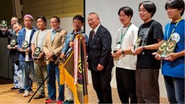 優勝旗を手にする丹羽醸造長（右から５人目）