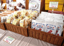 希少な美唄産のクルミを使った和洋菓子が並ぶ