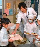 「四六時中、給食のことを考えています。オンオフの切り替え？ ないですね。子どもたちの笑顔が見られると思うと楽しくて」。目指すは残食量ゼロ、と語る松丸さん。今では全校児童に慕われる存在