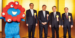来賓として出席した石破首相（中央）