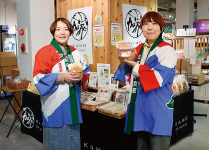 事業者らが店頭に立ち、自慢の商品をアピールした