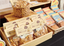 酒かすのクラッカーやクッキーなどが並ぶ