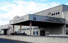 さまざまな調味料をつくる上北農産加工の工場。市街地から車で10分ほどだが、周囲には田畑や工場が広がる