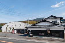 100年以上続く古伊万里酒造の蔵と店舗