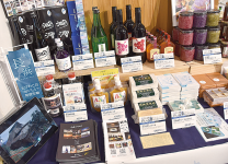 日本酒やワイン、ピクルス、みそ、琥珀糖など種類も豊富な商品が並ぶ
