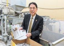 〈水素社会創造賞〉紙とアルミ付きプラスチックを分離する「パルパー型分離機」と水木伸明代表取締役社長（写真提供：アルハイテック）