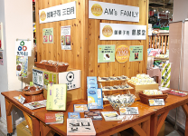 「八尾コレクション」の受賞商品をアピールしたブース