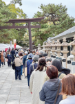 購入整理券を求めて約1000人が列をなした