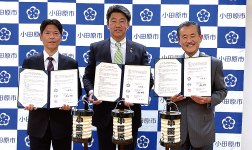 締結式に出席した鈴木悌介会頭（右）ら