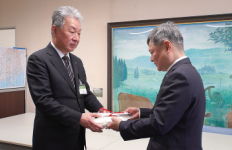 市教育委員会に目録が手渡された