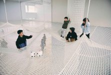 キッズスペースに張り巡らせたジャングルネット。店舗スタッフのユニホームを天井の吸音材に再利用