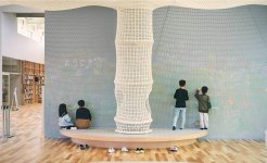 壁一面のチョークボード。日本理化学工業から提供された規格外のチョークで、子どもたちは自由にチョークが使える