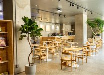 「なら100年会館」内にあるワンユナイテッドラボのカフェは、パーティー会場としても利用できる
