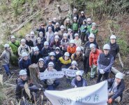 育てた苗木を自ら植樹したいと希望する人も多く、同社はイベントとして植樹ツアーを開催