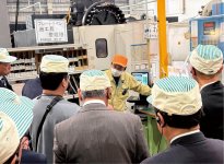 商工会議所などを通じて工場見学希望の企業を募集。自社のノウハウを公開し、地域企業のDX支援を行っている