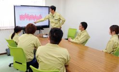 各部署が集まり、データを基に生産性向上のアイデアを出し合う