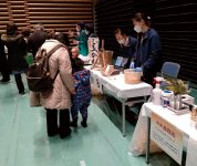 「浜亀」のしもつかれを味わう来場者