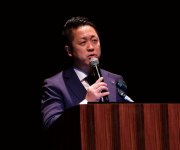 日本YEG出向者に向けて、2025年度の所信演説をする小野会長