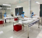 中国とベトナムにある自社工場では、触針による検品を徹底して行っている