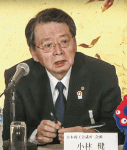記者会見で質問に答える小林会頭