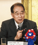 記者会見で質問に答える鳥井副会頭