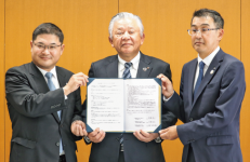 締結式に参加した髙橋祐二会頭（中央）