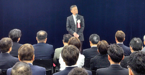 落成式であいさつする野崎友義会頭
