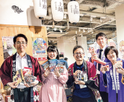 商工会議所職員とゲキセンガールが自慢の商品を紹介