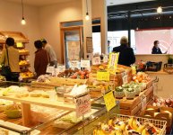 本店の店内。漬物を大量に買っていく常連客も多い