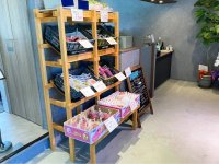 ララパーク末広店の店内は、スペースにゆとりを持って商品を陳列している