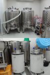 販売用のワインはステンレスタンク（上）でつくる。コンクリートタンク（下）は個人がオリジナルワインを醸造するために使う