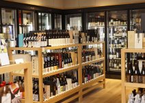IMADEYA GINZAの店内には日本酒、本格焼酎、日本ワインなど約1200種類がそろっている