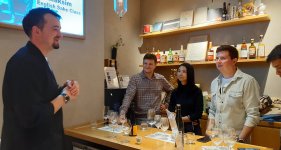IMADEYA GINZAの店内には有料試飲できる”角打ち”があり、外国人も気軽に日本酒を楽しんでいる