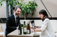 同社の輸出事業部と海外パートナーとの商談。日本の酒を販売する営業力、倉庫管理能力、教育体制なども見極める